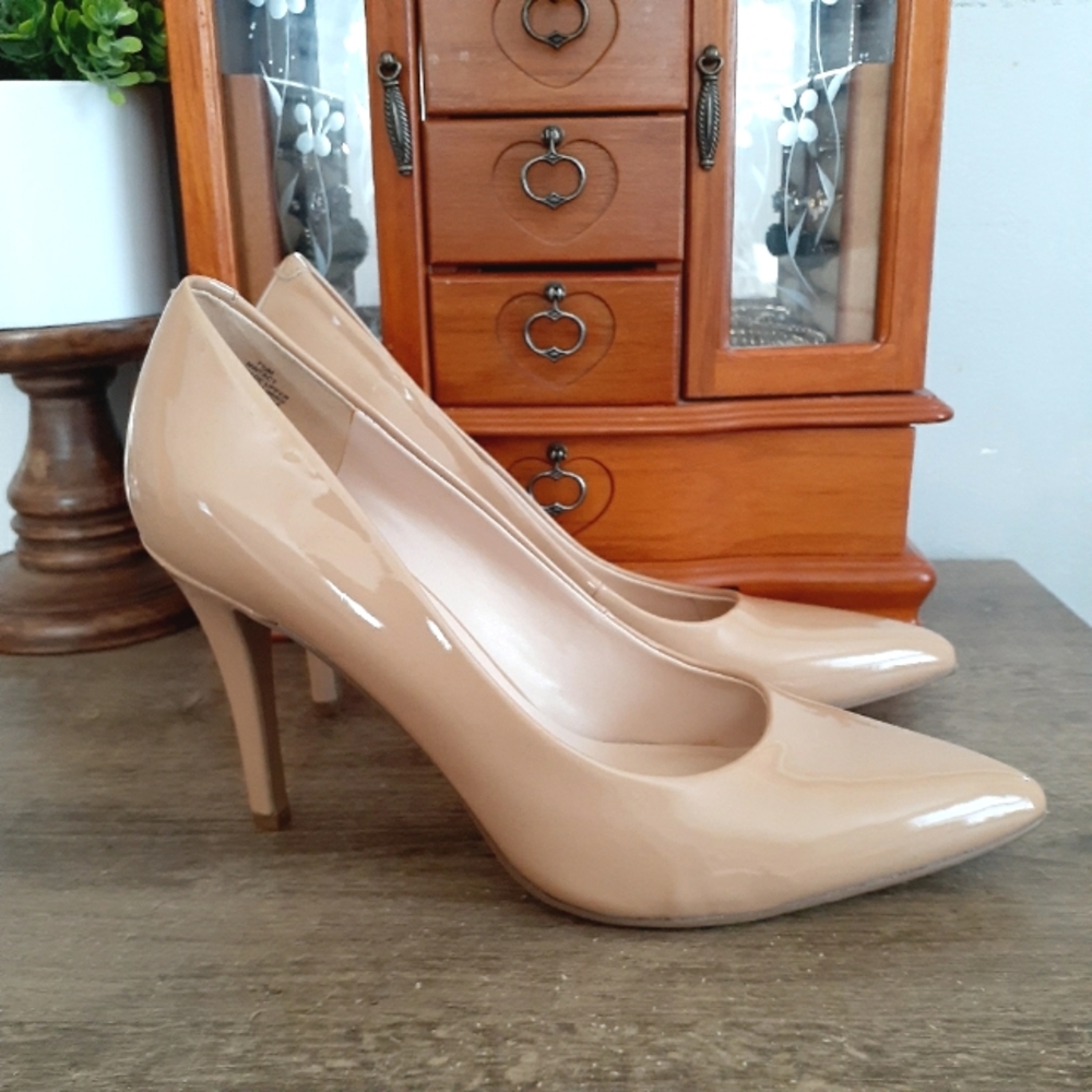 Nine West Pointy Toe Nude Pump Size 7 1/2